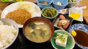 武庫之荘の「食事処 呑み処 P・K」で驚愕の800円トンカツ定食！